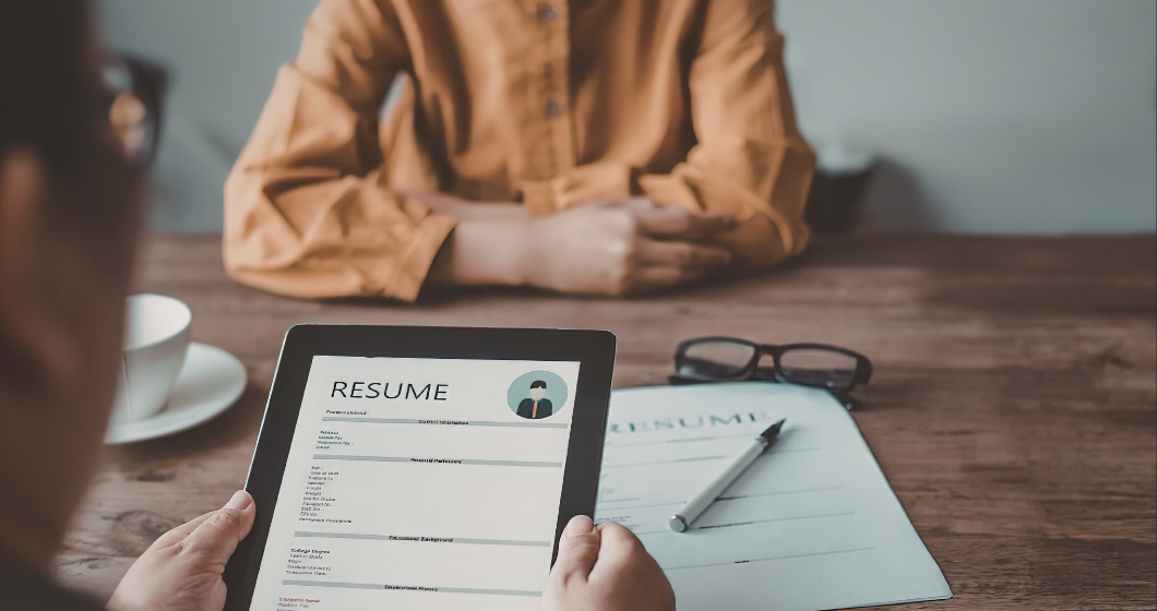 Profesional preparándose para una entrevista de trabajo revisando preguntas estratégicas para hacer al entrevistador.