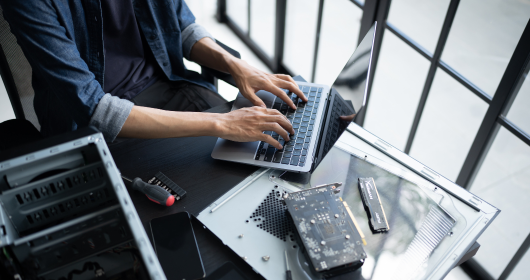 “Equipo de ingenieros colaborando en proyecto técnico con planos y laptops en oficina moderna”
