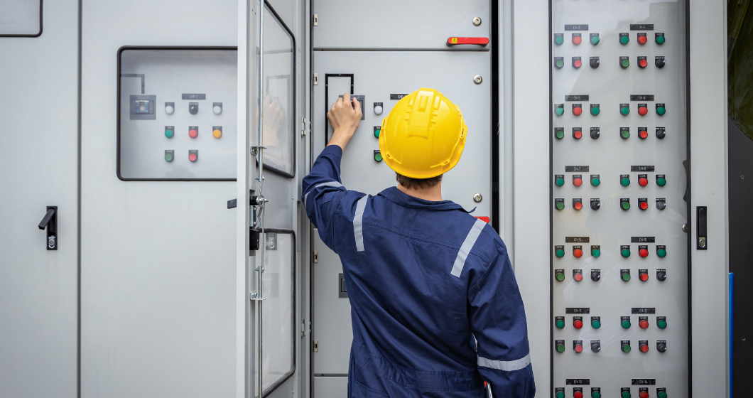 Ingeniero eléctrico revisando equipos en una subestación de alta tensión en Europa