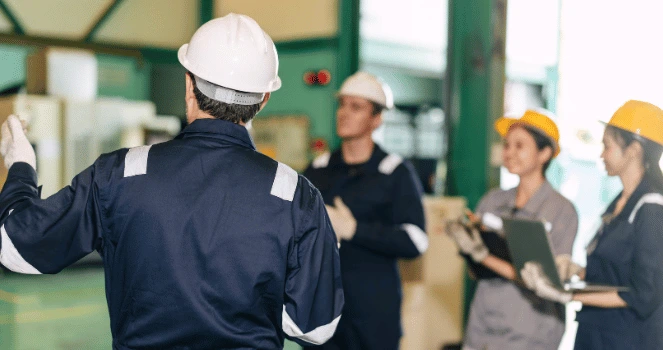 Equipo de ingenieros trabajando